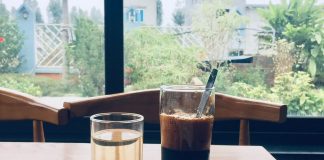Cho chị một ly đen đá nhé! Cho chị ly đen đá nhé!