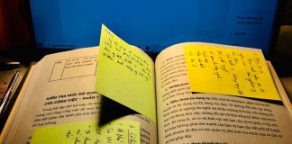 Đọc sách và Stick Note Đọc sách và stick note